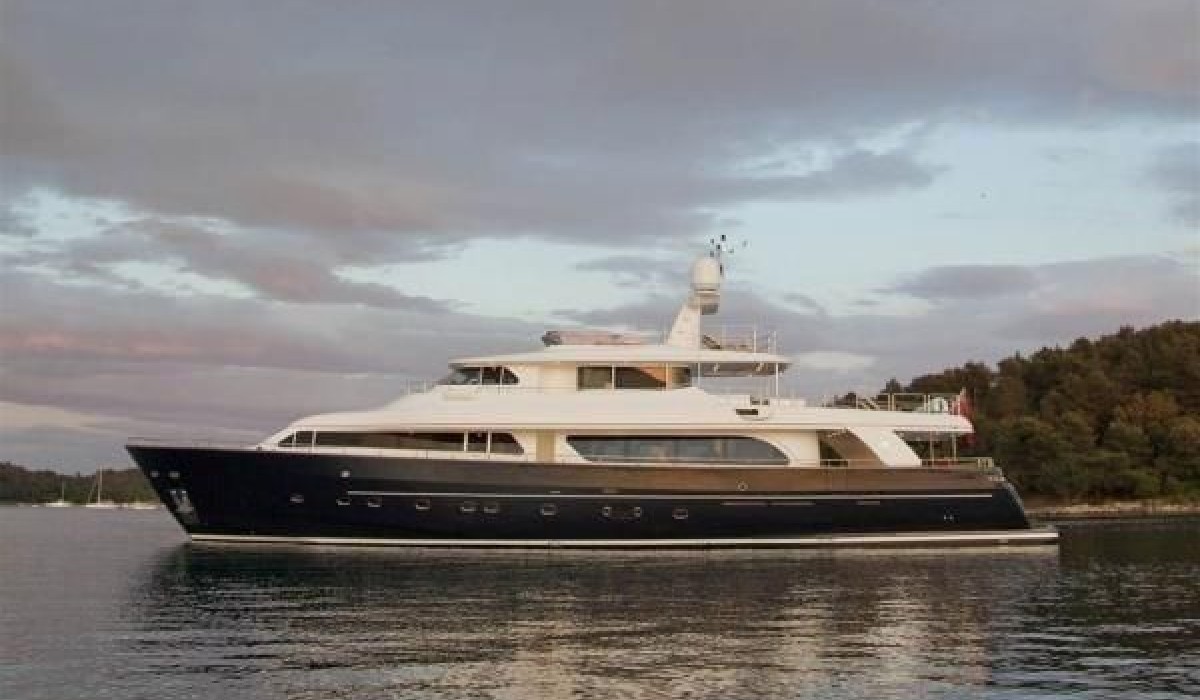 Ferretti Custom Line Navetta 30